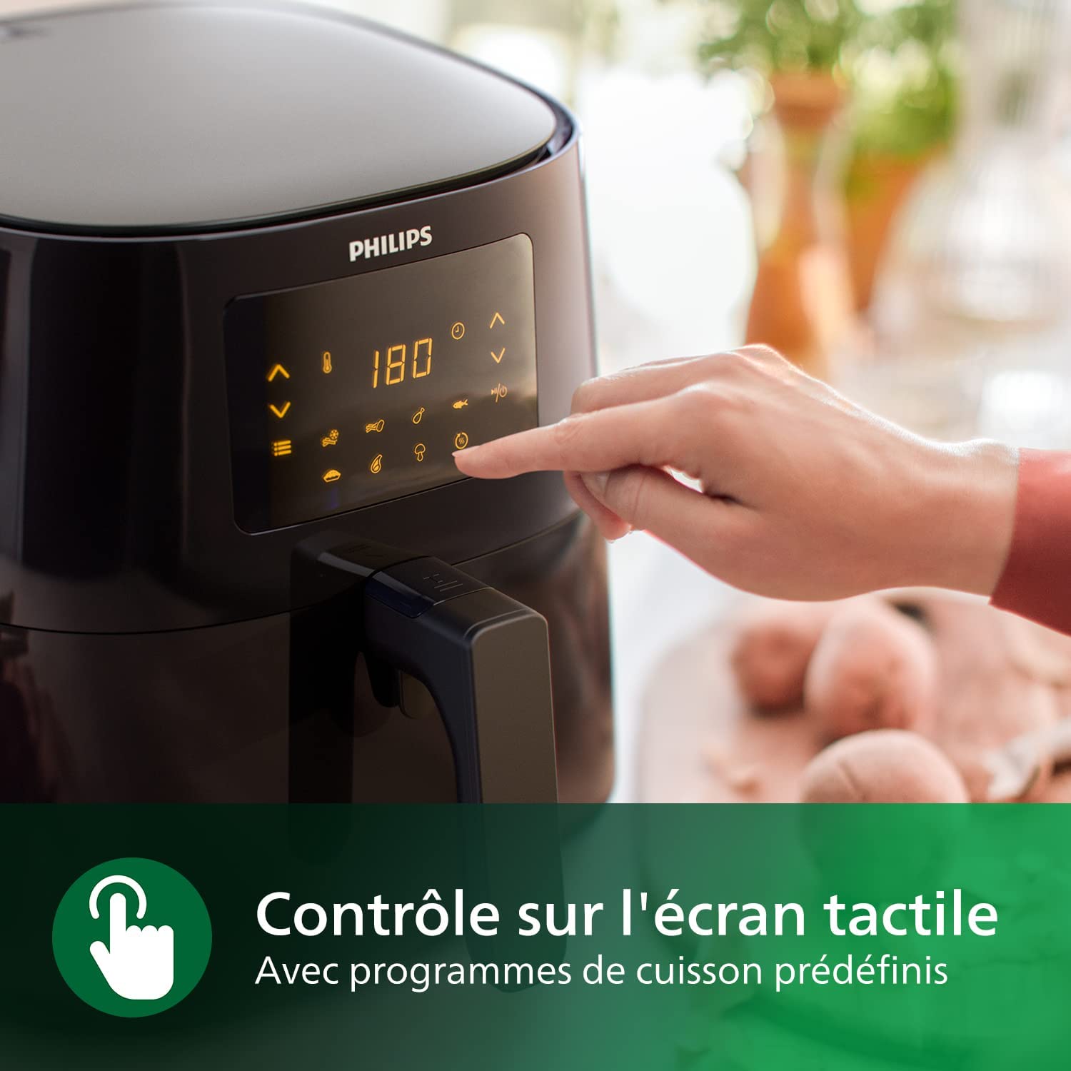 Doigt effleurant l'écran tactile du Philips Airfryer XL HD9270/90 réglé sur 180 degrés, préréglages de cuisson affichés en orange