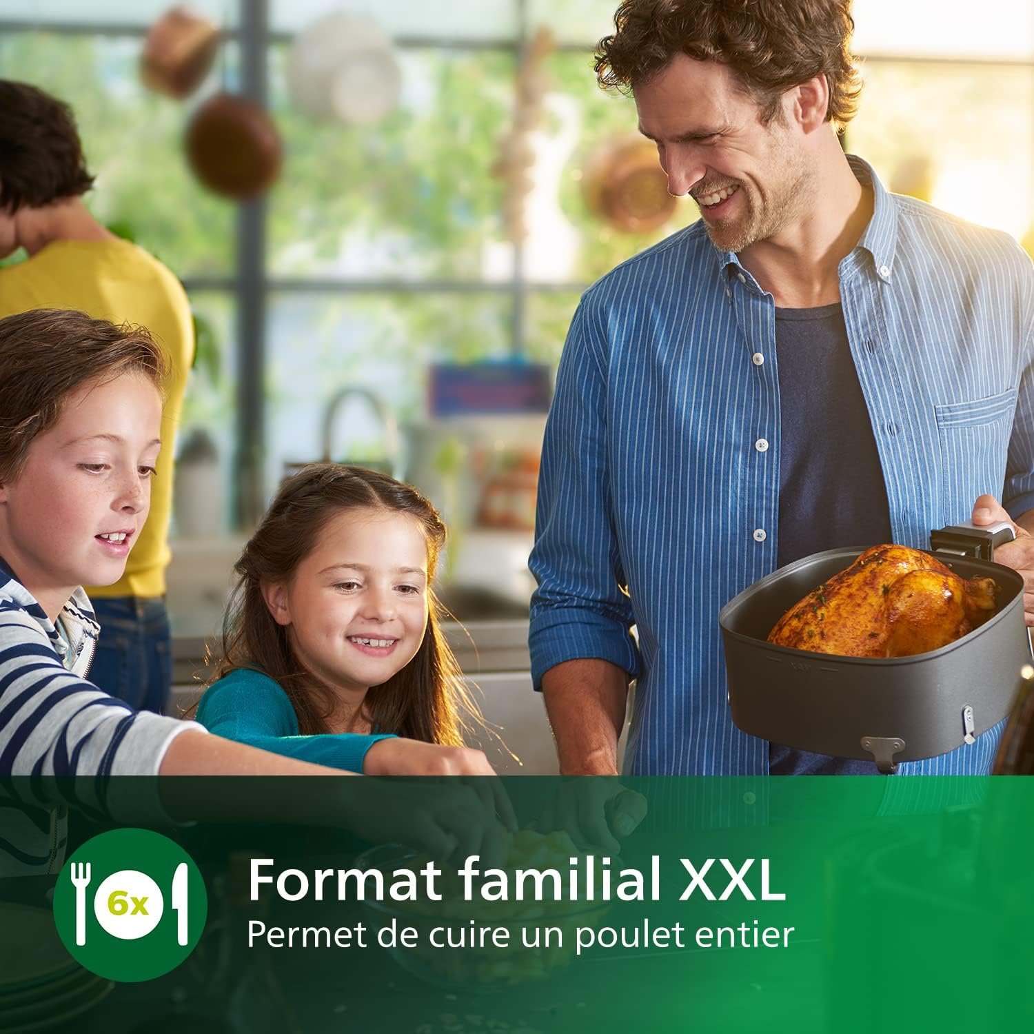 Panier du Philips Airfryer XXL HD9650/90 sorti de l'appareil avec un poulet entier doré, présenté comme format familial XXL pour six couverts