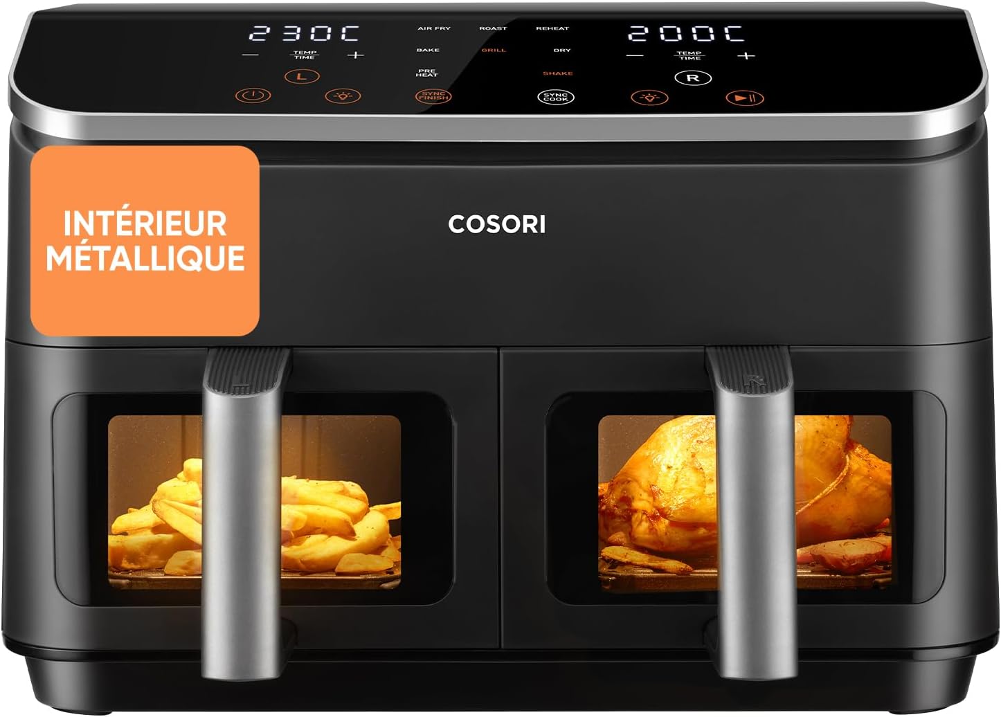 Airfryer Cosori R903 noir à double panier vu de face, une fenêtre éclairée sur chaque tiroir laissant voir des frites à gauche et un poulet à droite, bandeau tactile affichant 230 et 200 degrés