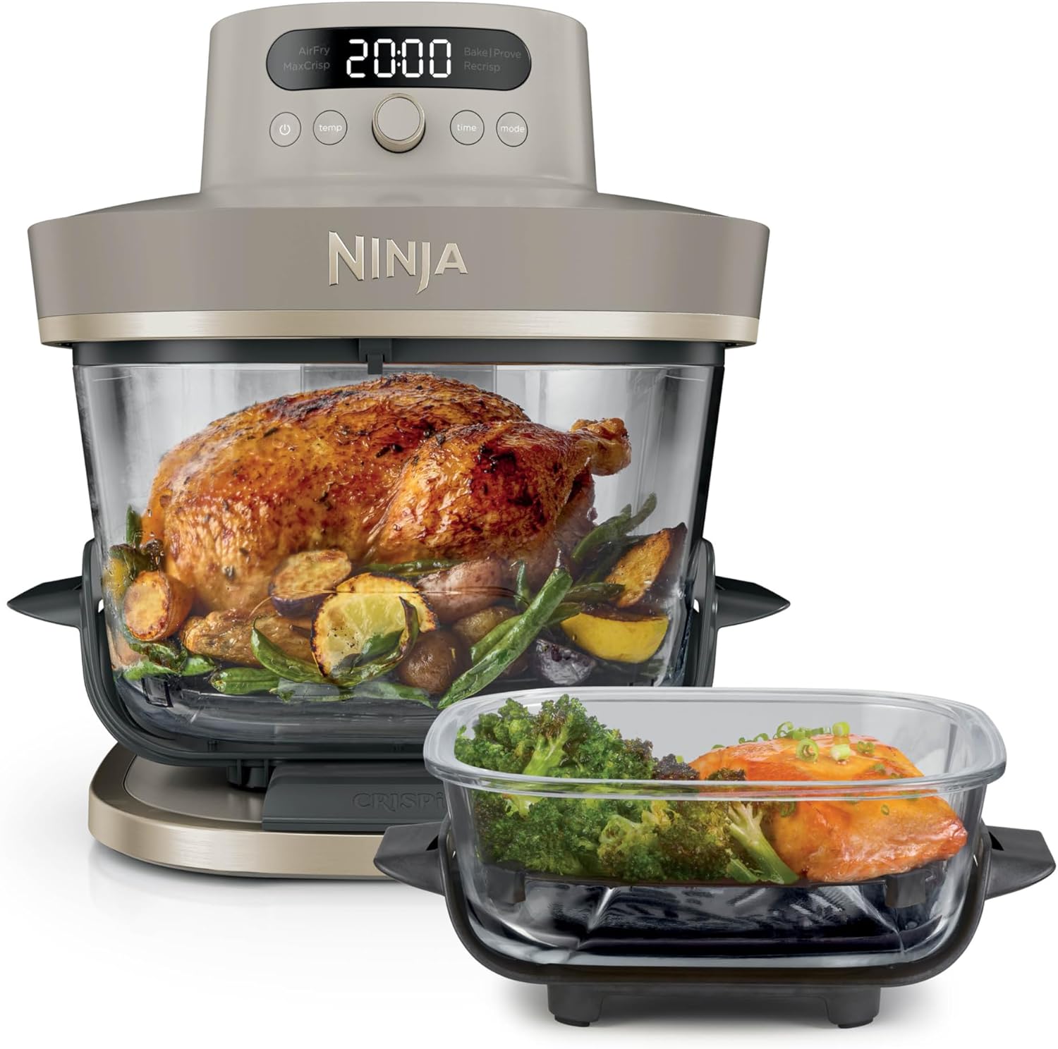 PowerPod du Ninja CRISPi posé sur le grand bol en verre où rôtit un poulet entier avec des légumes, le bandeau affichant ses modes, un bol repas devant
