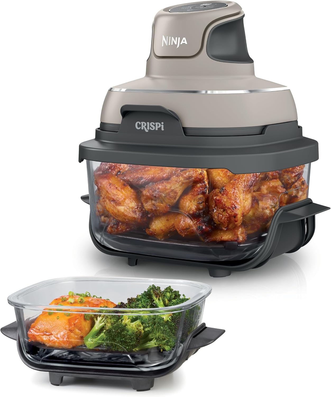 Vue de trois quarts du Ninja CRISPi couleur pierre, PowerPod sur le grand bol d'ailes de poulet et petit bol en verre avec un repas de poulet et brocolis