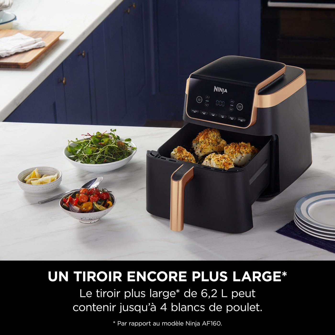 Tiroir carré du Ninja MAX PRO ouvert sur quatre blancs de poulet panés, avec la mention Ninja d'un tiroir de 6,2 L contenant jusqu'à 4 blancs de poulet