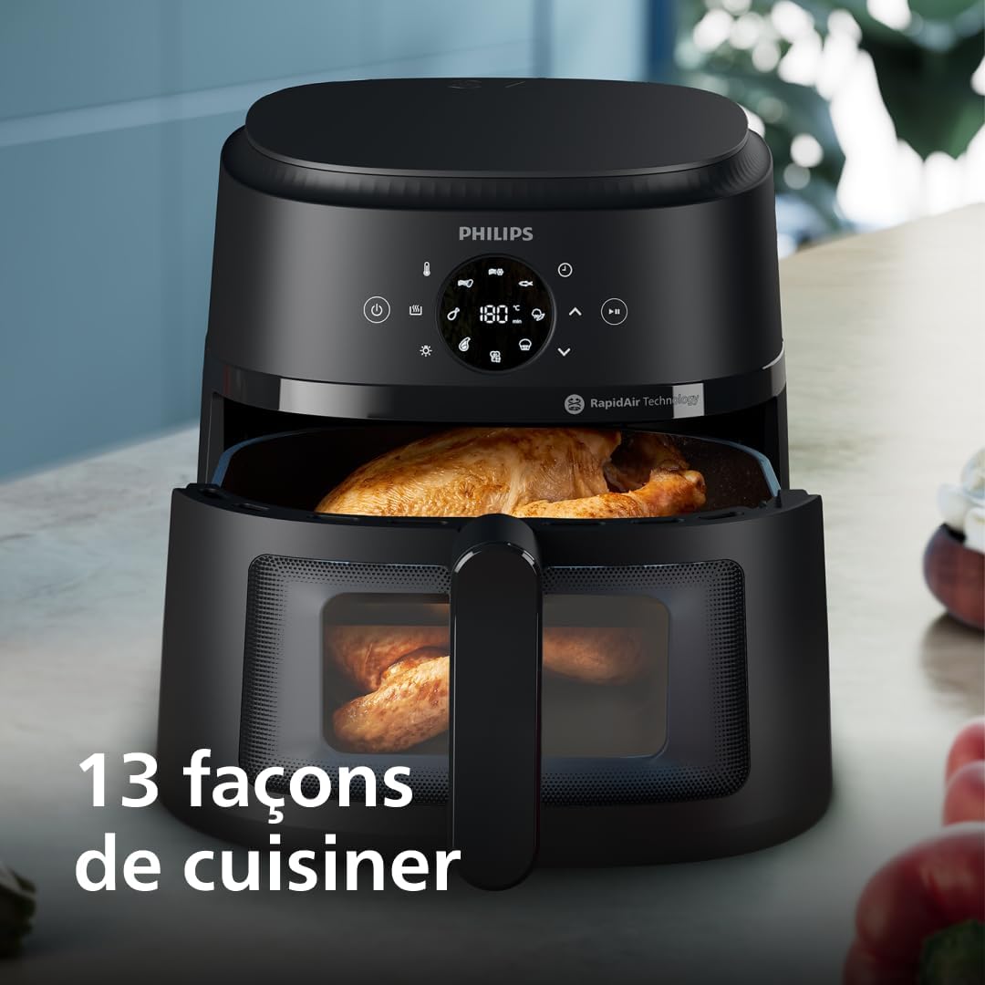 Airfryer Philips 2000 NA230 posé sur un plan de travail clair, tiroir ouvert sur un poulet doré, avec son bandeau des treize modes de cuisson visible
