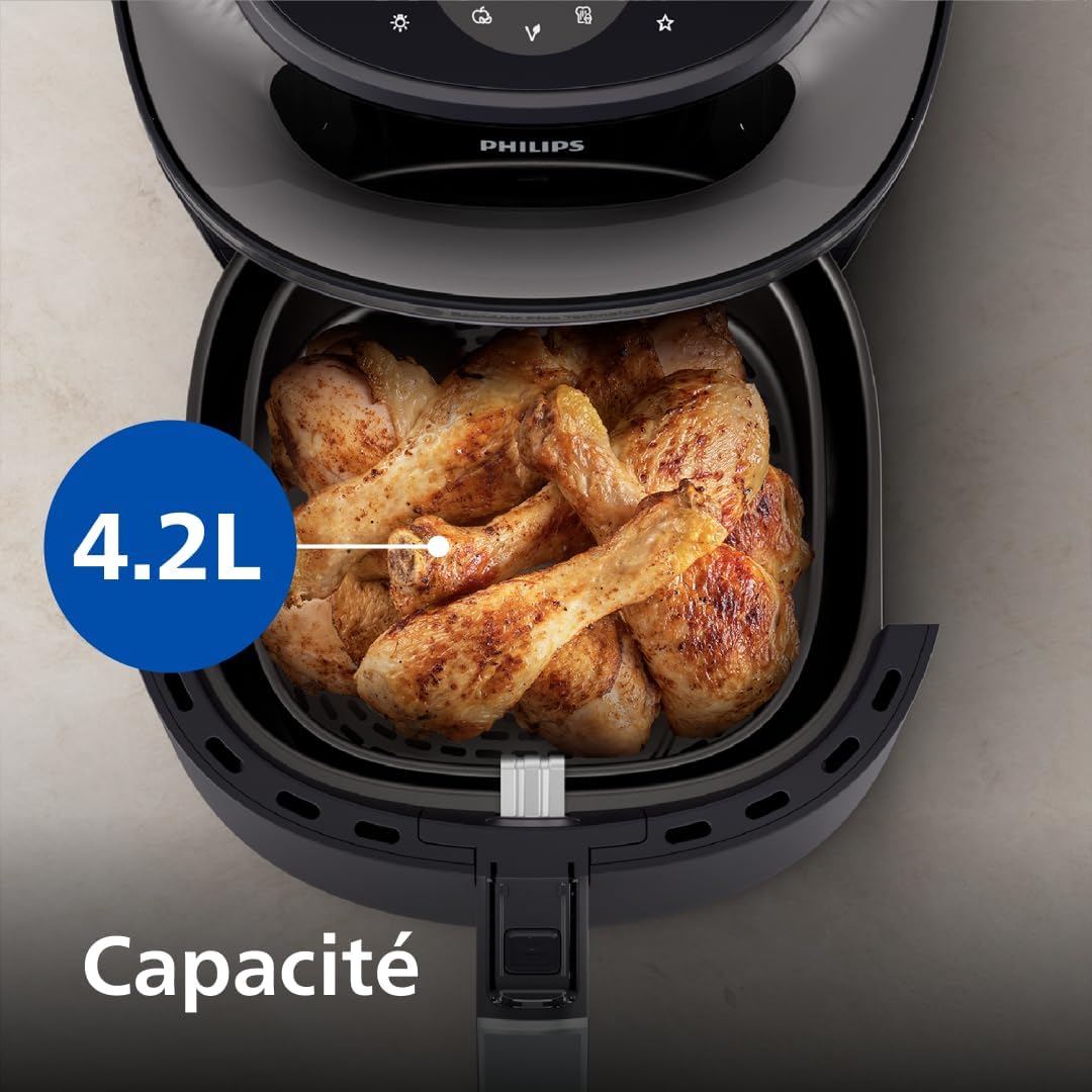 Vue de dessus du panier du Philips Airfryer 3000 NA320 rempli de pilons de poulet dorés, avec la mention 4,2 litres de capacité