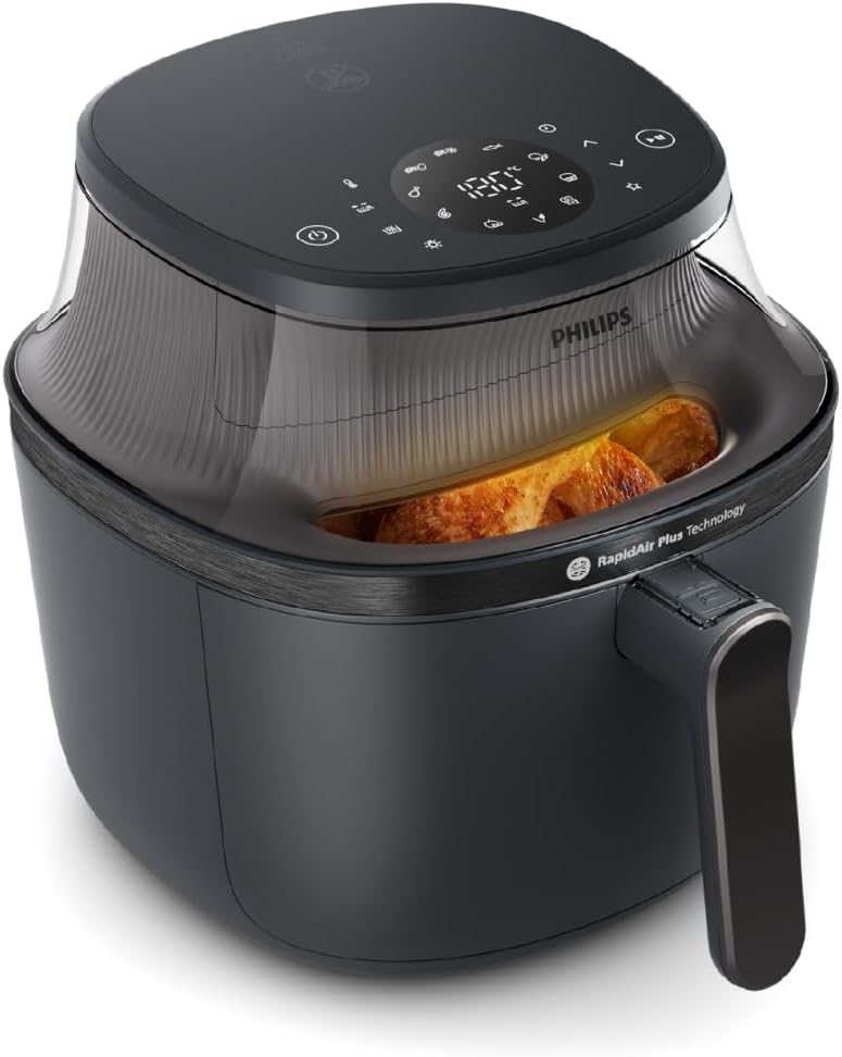 Philips Airfryer 3000 NA320 noir de trois quarts, sa fenêtre de cuisson éclairée laissant voir un plat doré et son écran tactile détaillé