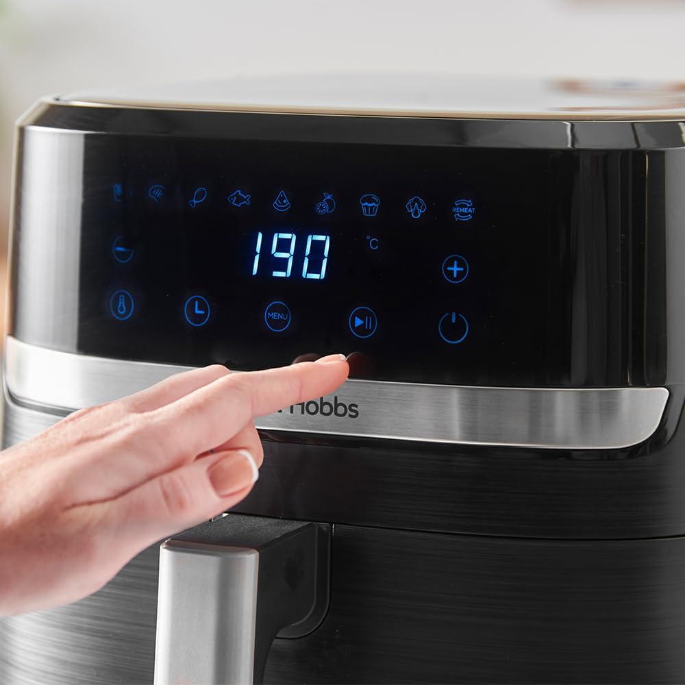 Gros plan du bandeau tactile du Russell Hobbs SatisFry Air XXL, ses neuf icônes de programmes et l'affichage 190 degrés, un doigt sur l'écran