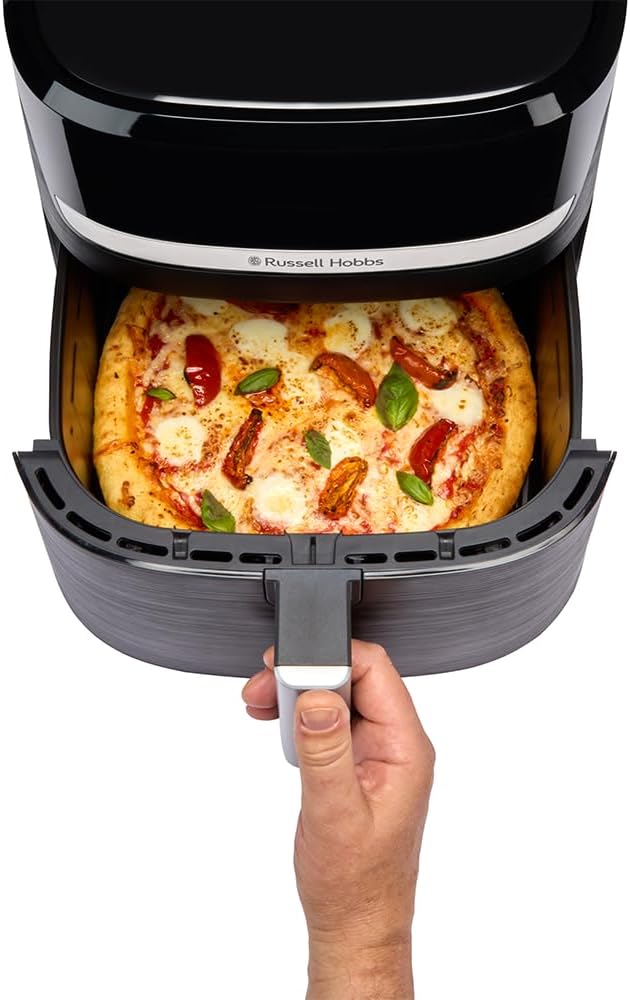 Tiroir du Russell Hobbs SatisFry Air XXL sorti, une pizza margherita entière de 26 cm dorée à l'intérieur, tenu à la main