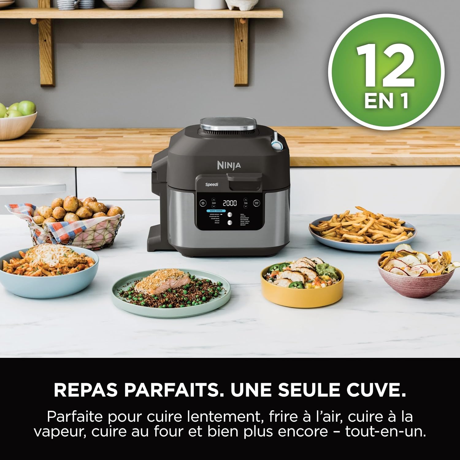 Ninja Speedi ON500EU posé sur un plan de travail entouré de plats, frites, saumon et pâtes, cuisinés dans sa cuve unique