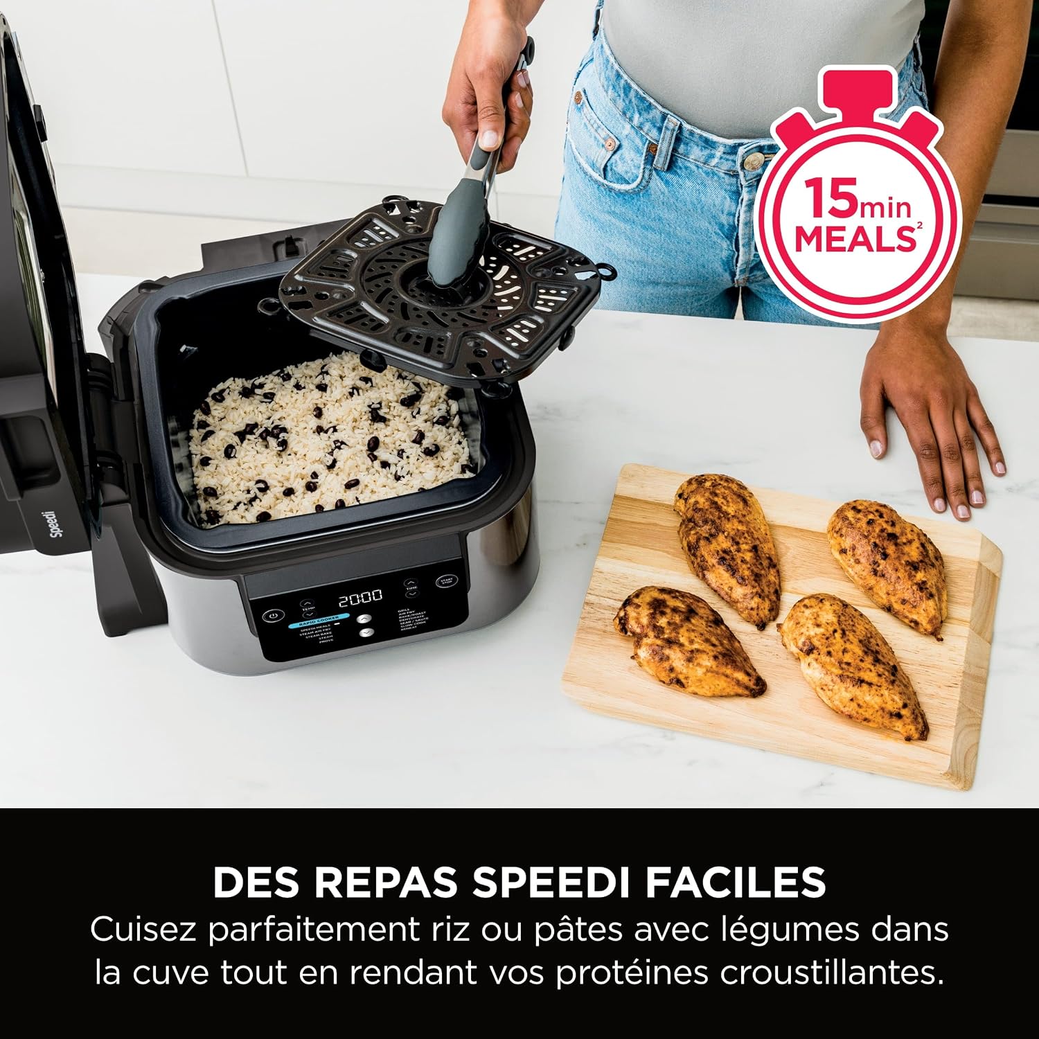 Ninja Speedi ouvert sur du riz aux haricots dans la cuve, la plaque Cook and Crisp soulevée, quatre blancs de poulet dorés posés à côté sur une planche