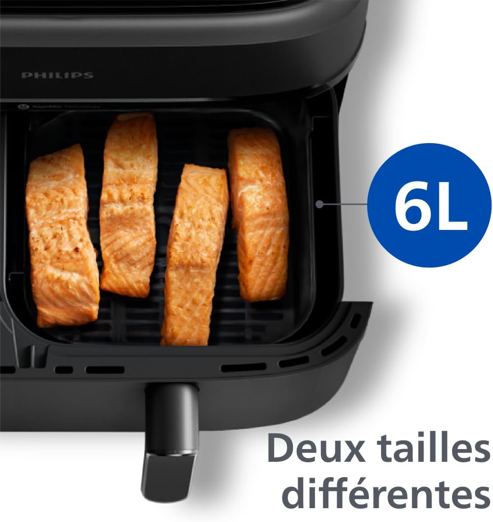 Grand panier de 6 litres du Philips Airfryer 3000 ouvert, quatre pavés de saumon dorés à l'intérieur, mention deux tailles différentes