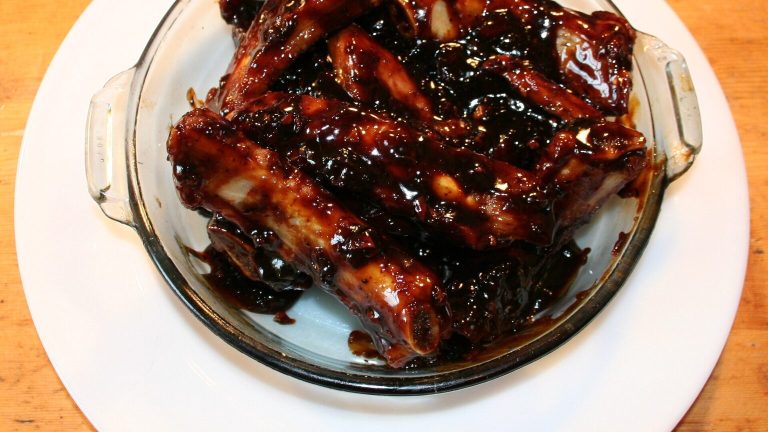 Travers de porc à l’airfryer : temps de cuisson et ribs laqués
